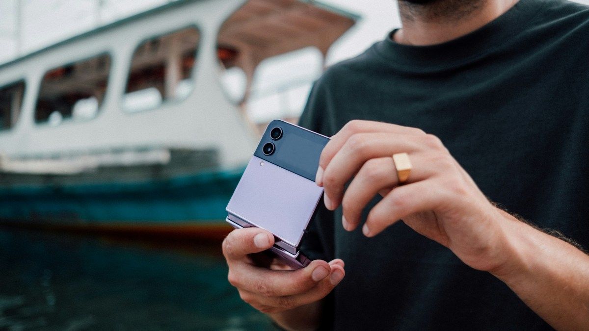 Samsung випустить дешевшу версію Galaxy Flip Samsung випустить дешевшу версію Galaxy Flip