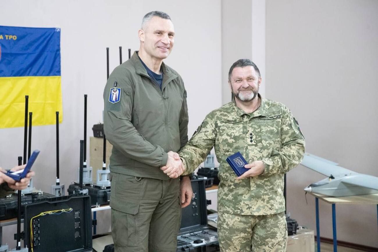 Виталий Кличко передал 112 бригаде ТрО помощь от громады Киева Виталий Кличко передал 112 бригаде ТрО помощь от громады Киева