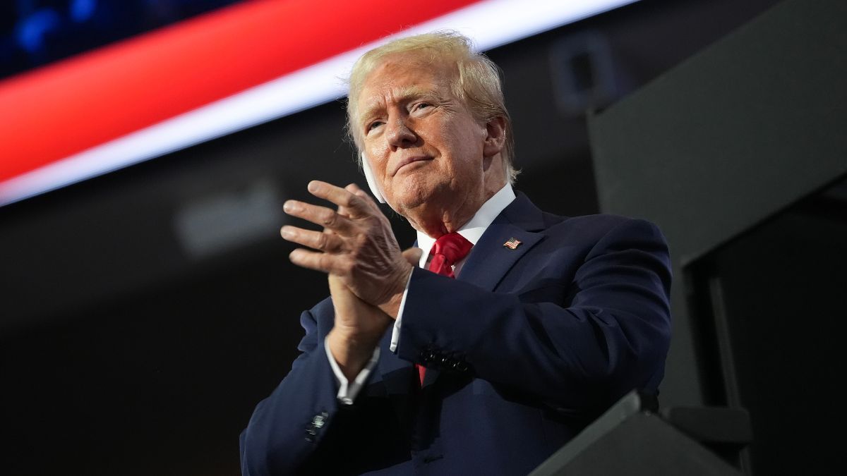 Аплодисменти та овації: як прихильники Трампа зустріли новину про його ймовірну перемогу - 24 Канал Аплодисменти та овації: як прихильники Трампа зустріли новину про його ймовірну перемогу - 24 Канал