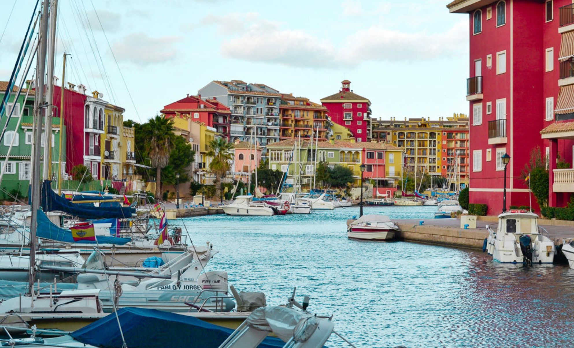 Порт Саплая називають "маленькою Венецією" Порт Саплая називають "маленькою Венецією"