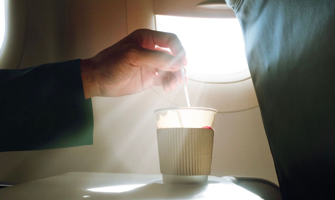 Чому в літаку не можна пити каву та чай Чому в літаку не можна пити каву та чай