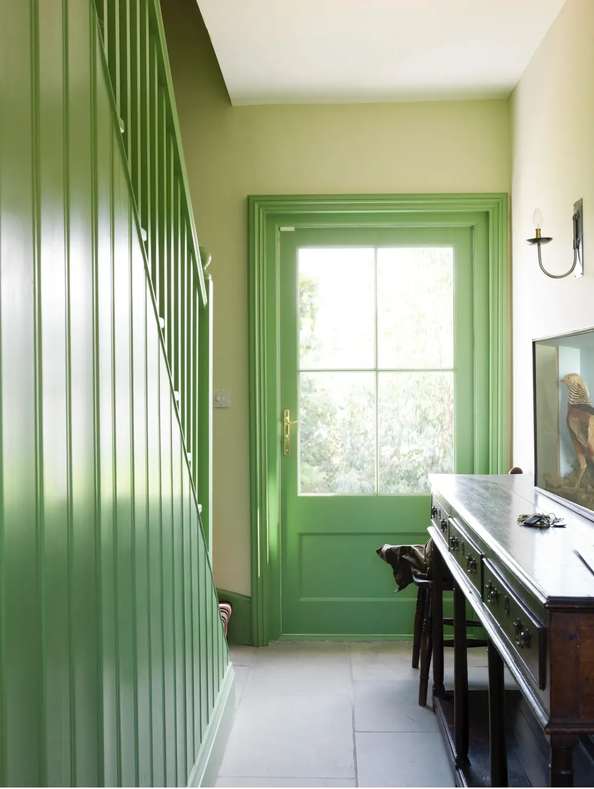 коридор в гиперзеленом цвете коридор в гиперзеленом цвете