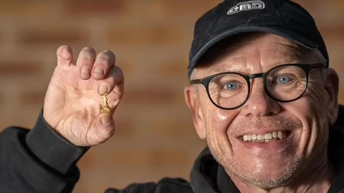 Мисливець за скарбами знайшов золотий самородок - відео Мисливець за скарбами знайшов золотий самородок - відео