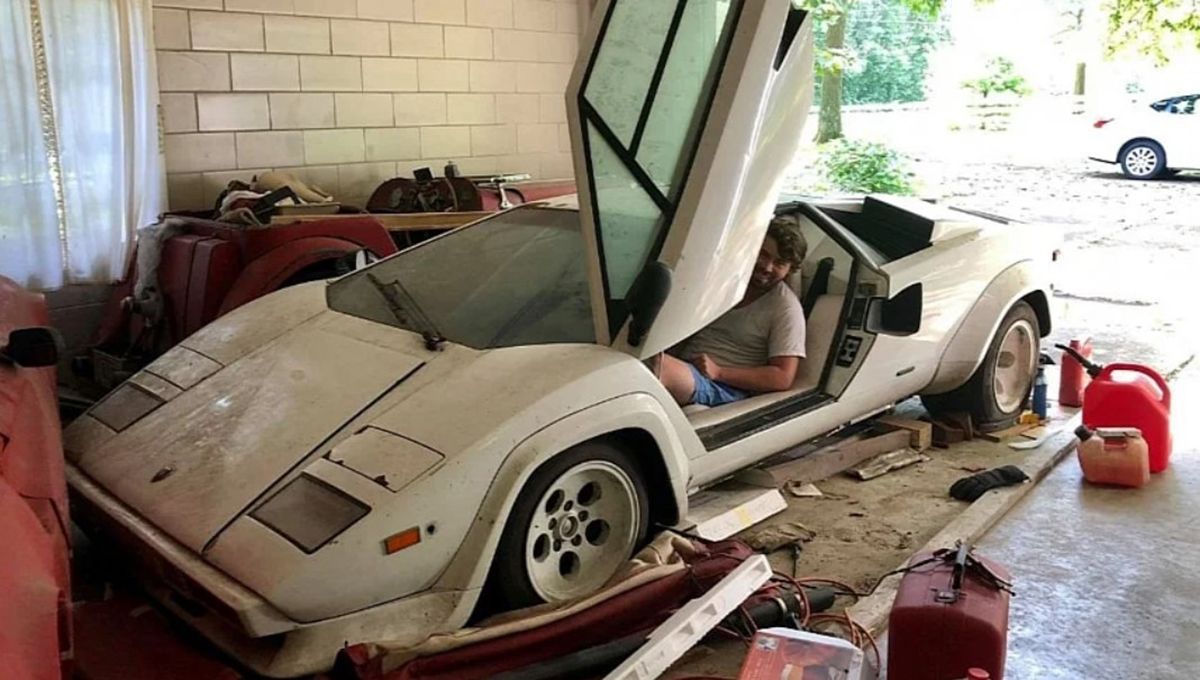 У гаражі пенсіонера знайшли покинуті суперкари - фото У гаражі пенсіонера знайшли покинуті суперкари - фото