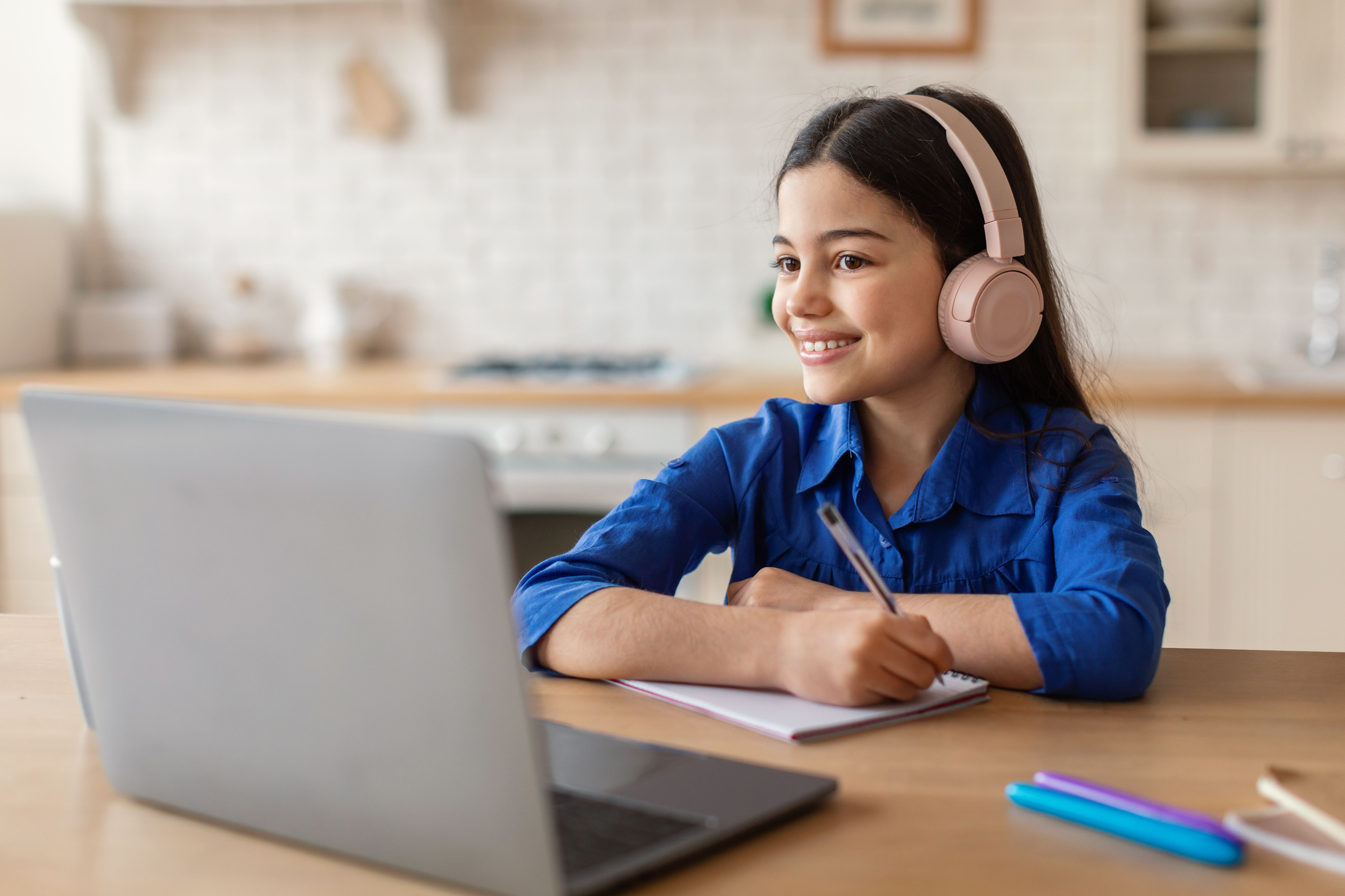 Дистанційна школа Оптіма - чому і як дистанційка переважає онлайн формат у час блекауту - Освіта Дистанційна школа Оптіма - чому і як дистанційка переважає онлайн формат у час блекауту - Освіта