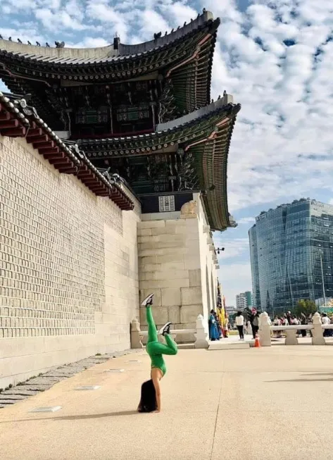 В Южной Корее вьетнамка занималась йогой возле здания культурного наследия В Южной Корее вьетнамка занималась йогой возле здания культурного наследия