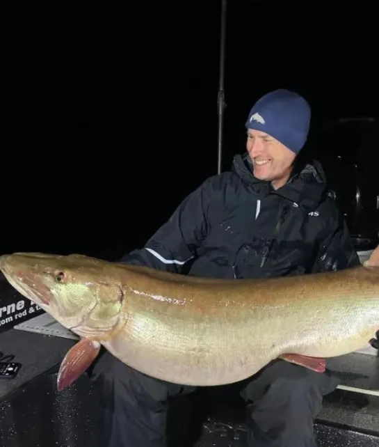 Чоловік спіймав рекордну мускусну рибу Чоловік спіймав рекордну мускусну рибу