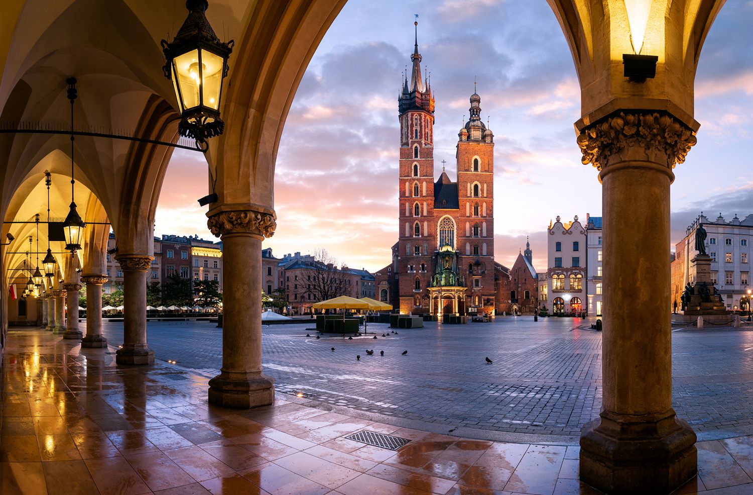 Старе місто в Кракові, на фоні Церква Успіння Пресвятої Богородиці