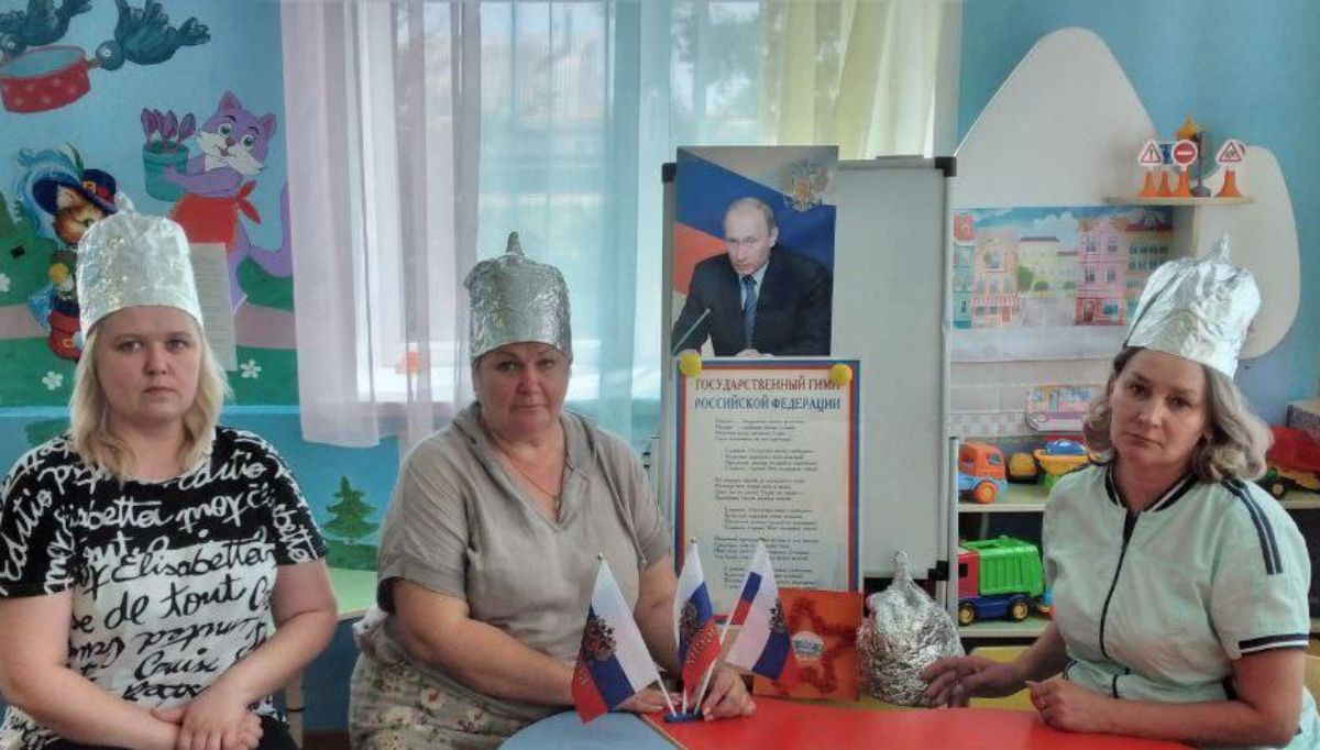 Шапочки из фольги на российских учителях Шапочки из фольги на российских учителях