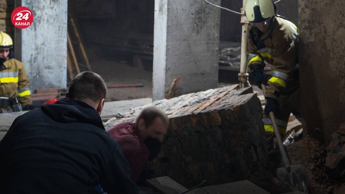 У Києві під час ремонту будинку на працівника обвалилася стіна У Києві під час ремонту будинку на працівника обвалилася стіна