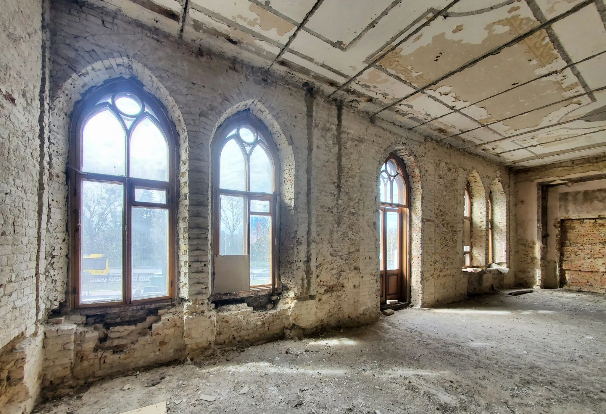 У будівлі вибиті вікна У будівлі вибиті вікна