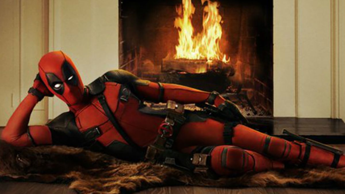 Мужчина в маске Дэдпула подрался с полицией, ударив их мачете Мужчина в маске Дэдпула подрался с полицией, ударив их мачете