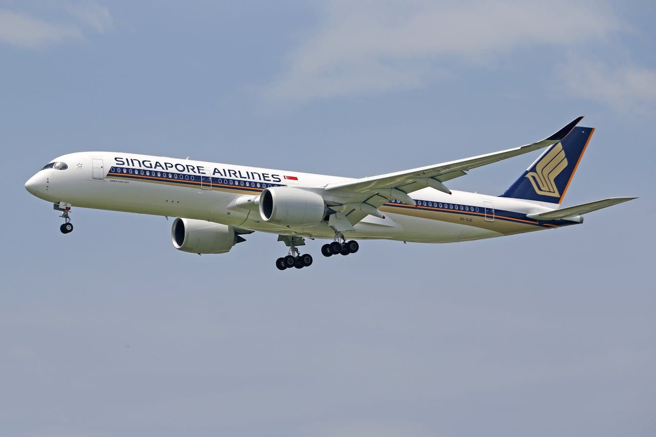 Самолет компании Singapore Airlines в небе Самолет компании Singapore Airlines в небе