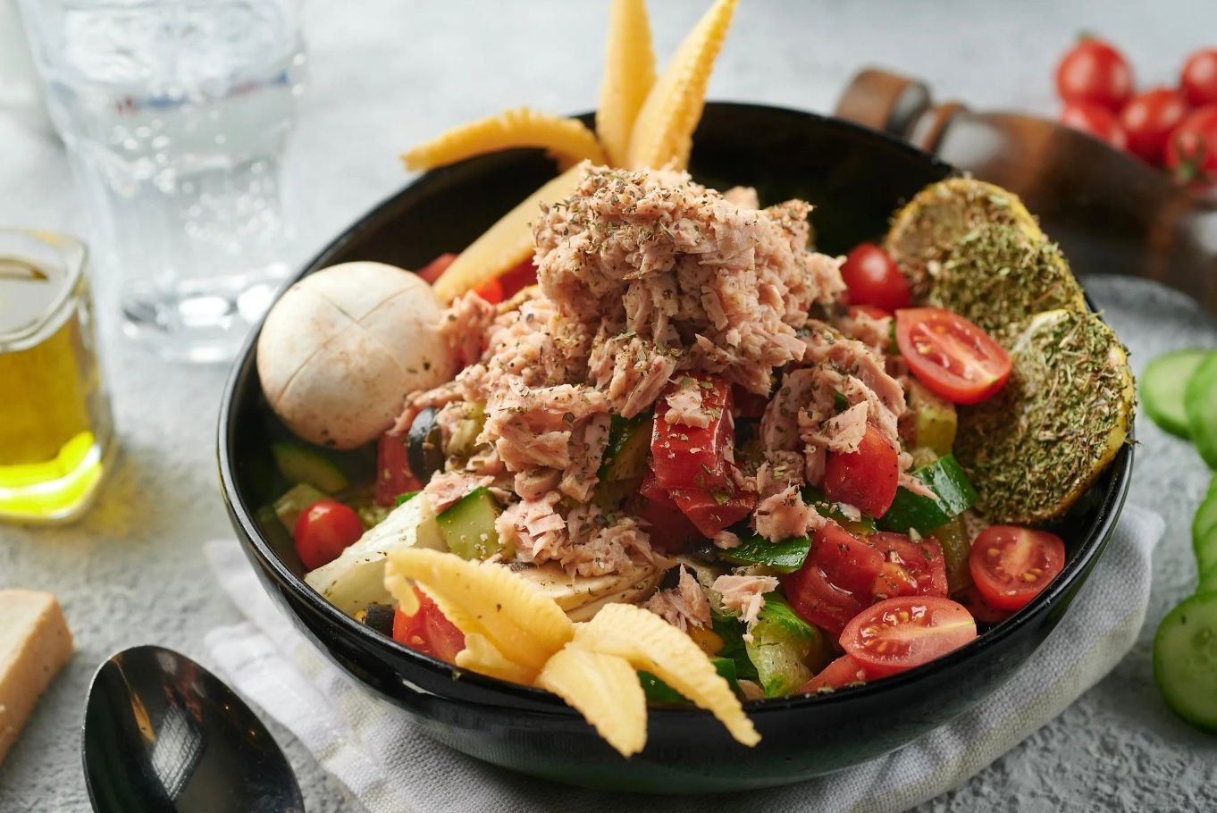 Овощной салат с тунцом и маслинами Овощной салат с тунцом и маслинами