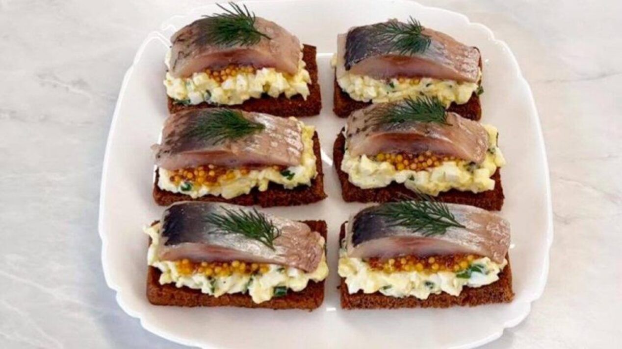 Бутерброди з оселедцем до свята Бутерброди з оселедцем до свята