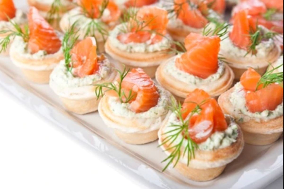 Тарталетки з червоною рибою та сиром Тарталетки з червоною рибою та сиром