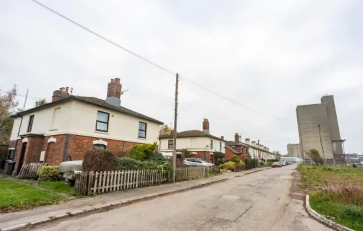 Улицу продают вместе с жителями - как это произошло, люди возмущены - Недвижимость Улицу продают вместе с жителями - как это произошло, люди возмущены - Недвижимость