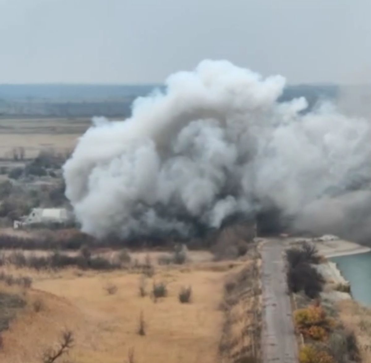 В СМИ появились кадры взрыва на Кураховской дамбе В СМИ появились кадры взрыва на Кураховской дамбе