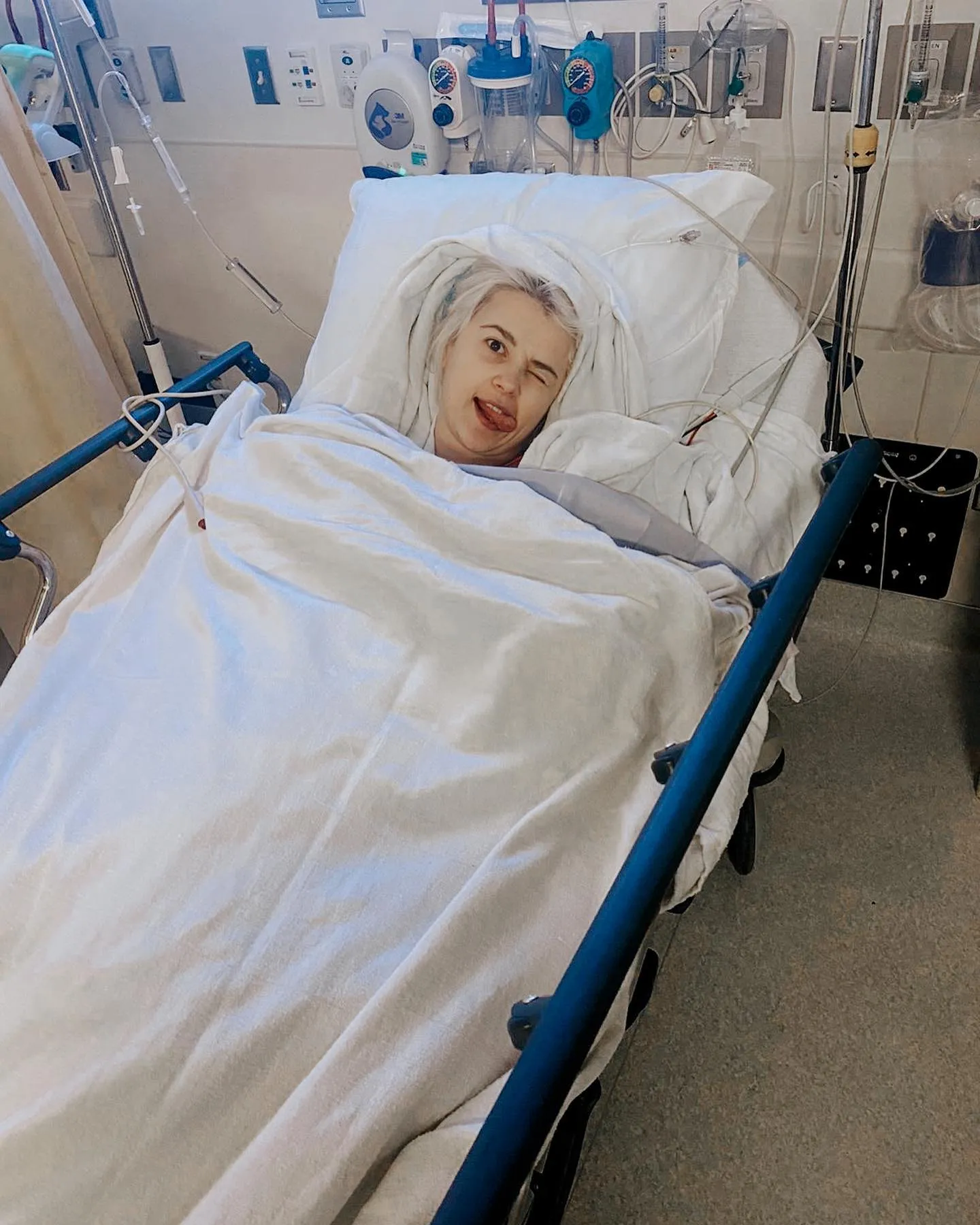 Міка Ньютон на лікарняному ліжку Міка Ньютон на лікарняному ліжку