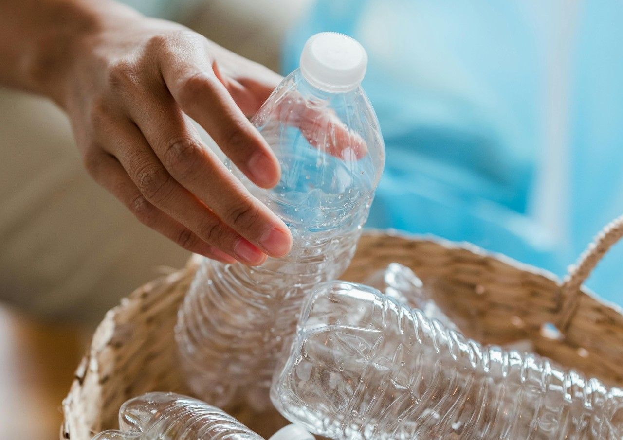 З пластикової пляшки може вийти чудова ваза З пластикової пляшки може вийти чудова ваза