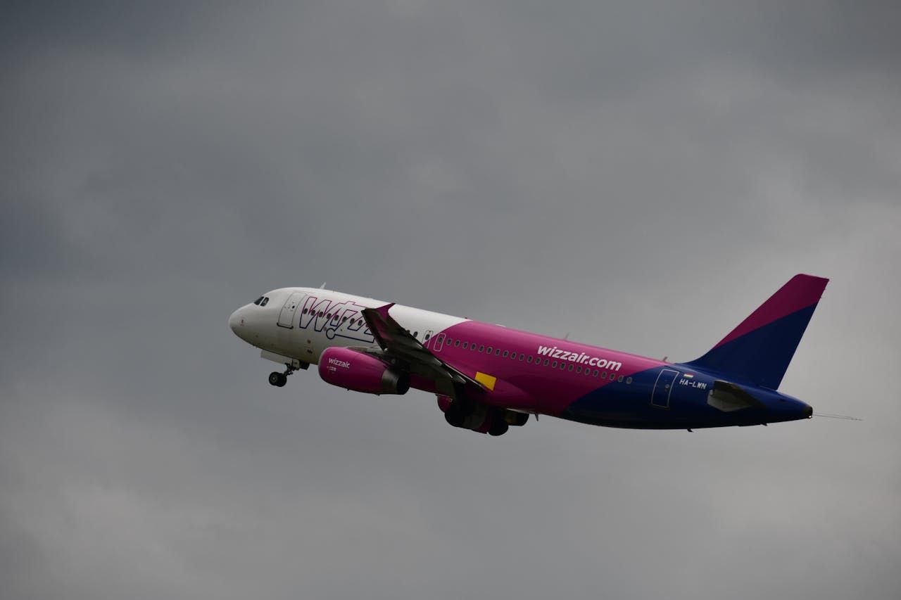 Літак Wizz Air в небі Літак Wizz Air в небі