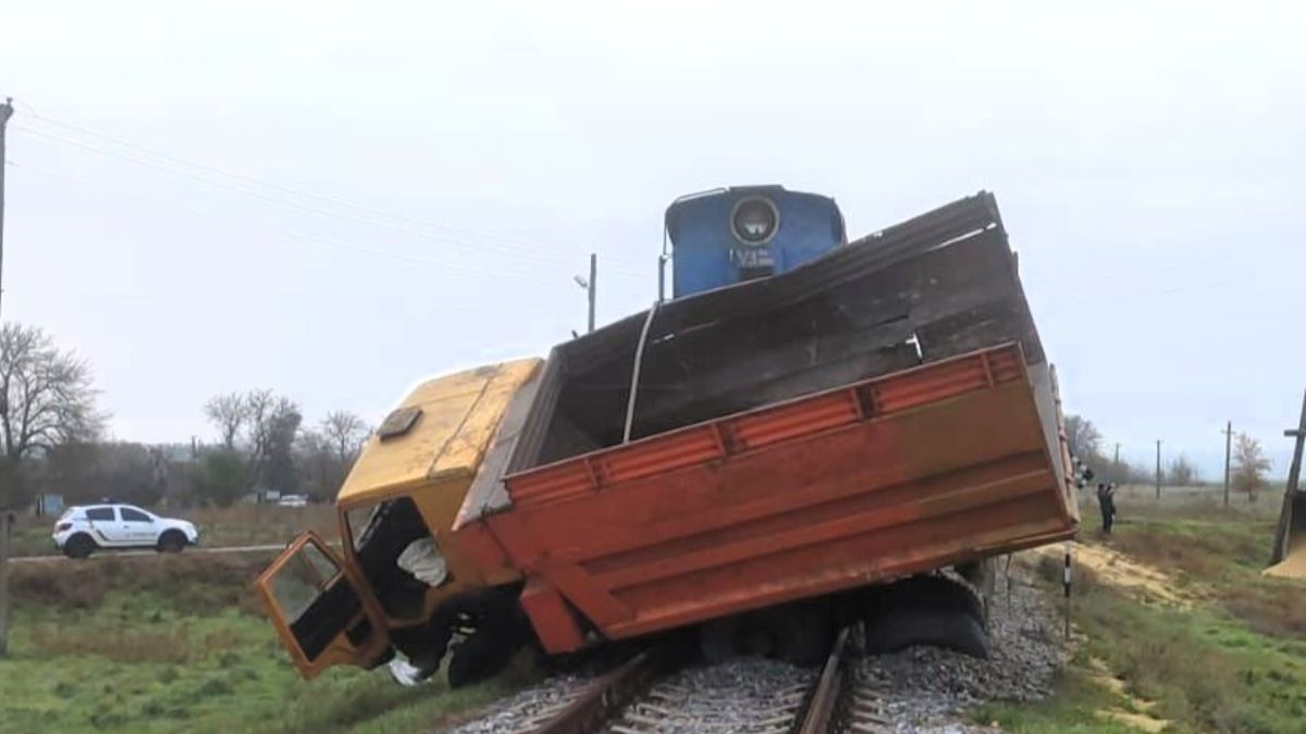 Водій проігнорував червоне світло: на Одещині вантажівка зіткнулася з тепловозом - 24 Канал