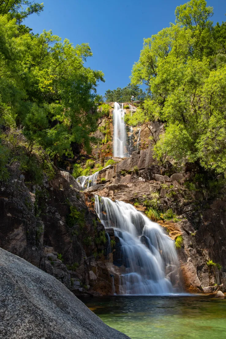 Красивий водоспад у нацпарку Пенеда-Жереш Красивий водоспад у нацпарку Пенеда-Жереш