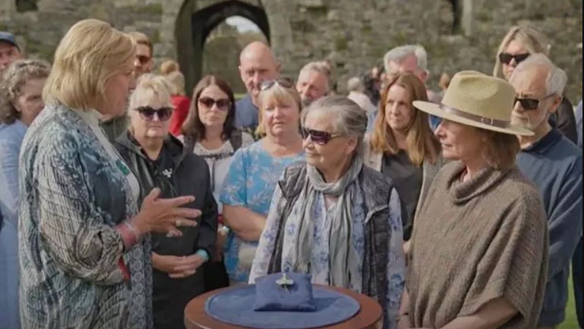 Женщина была шокирована, узнав стоимость старой броши Женщина была шокирована, узнав стоимость старой броши