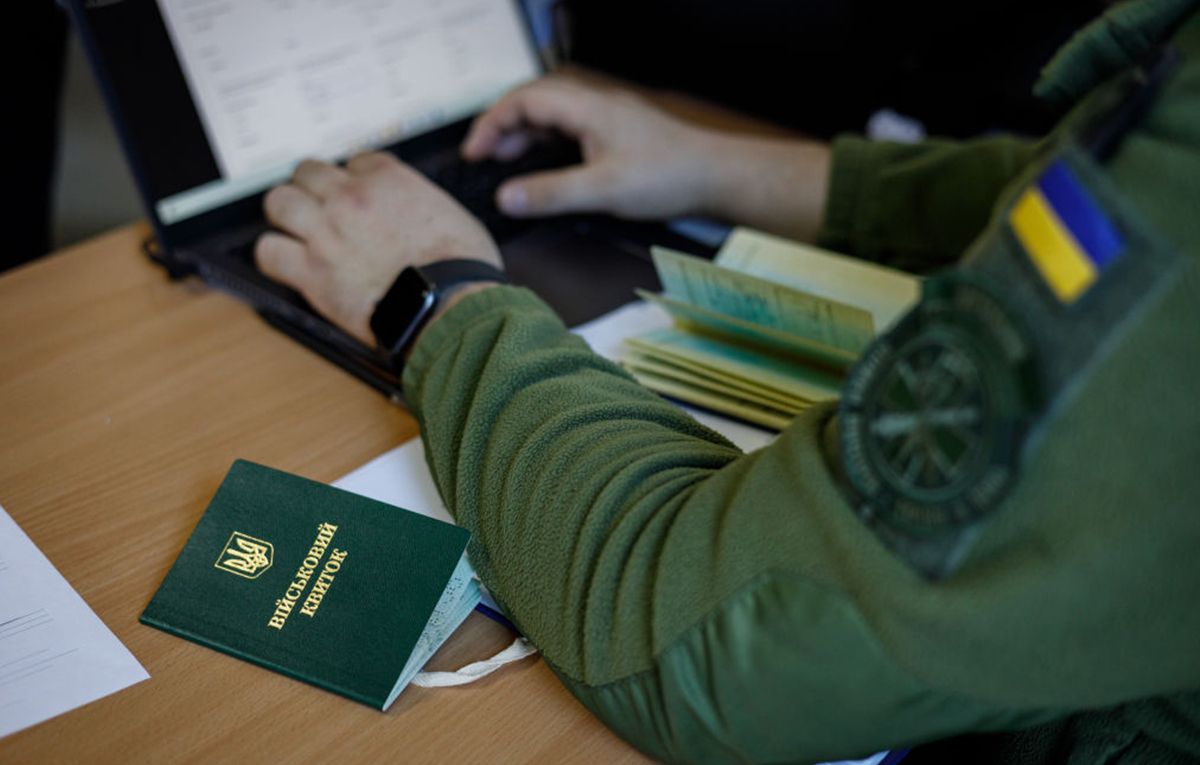 У ТЦК пояснили, чому повістки можуть роздавати в громадських місцях