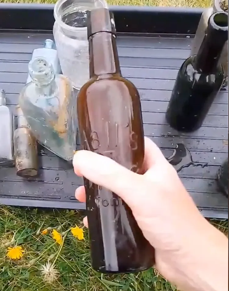 Чолоівік розкопав двір свого 450-річного будинку і знайшов давні речі Чолоівік розкопав двір свого 450-річного будинку і знайшов давні речі