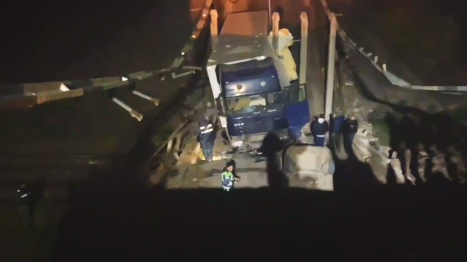 У Джанкойському районі міст впав на залізничні колії У Джанкойському районі міст впав на залізничні колії