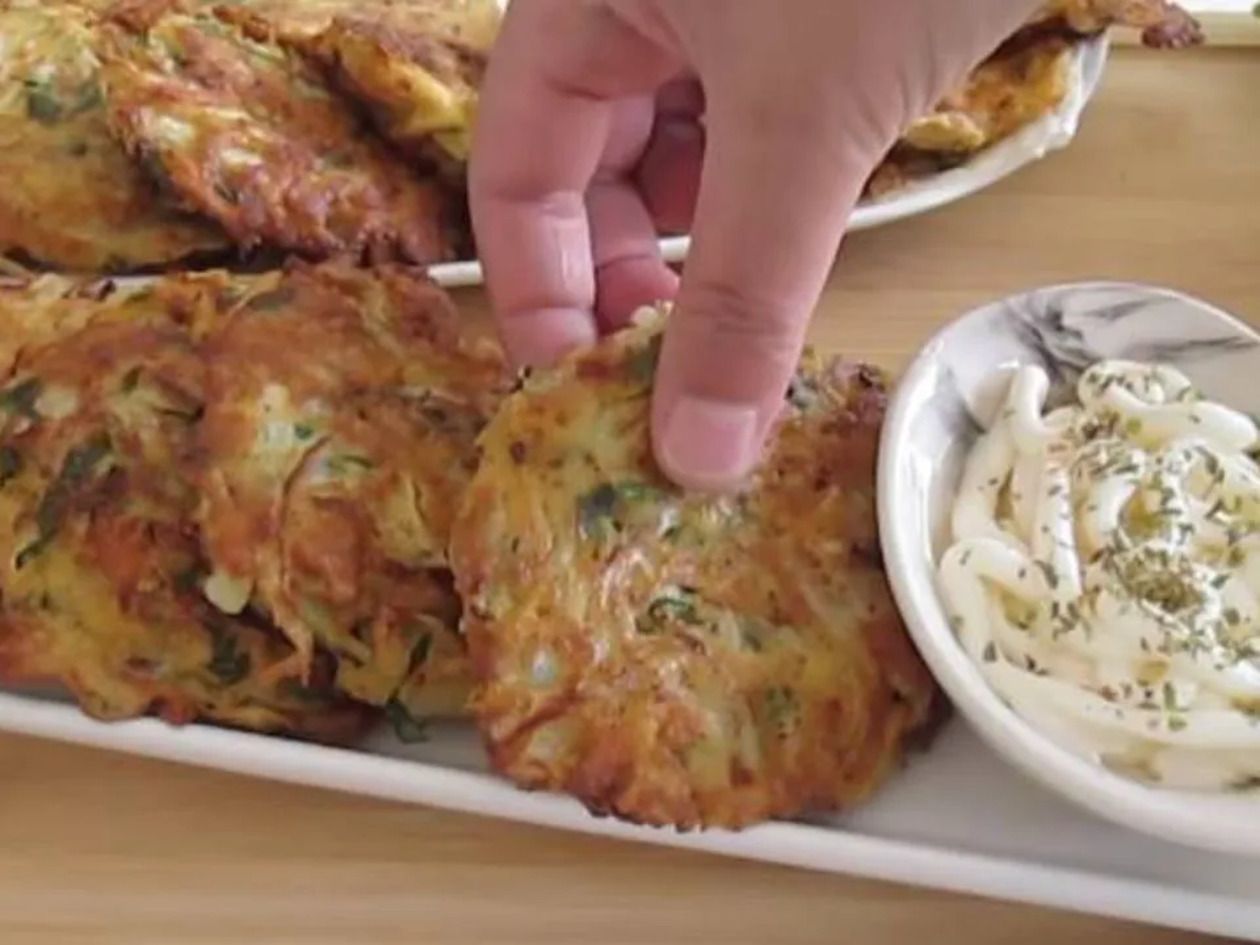 Делаем оладьи из лука Делаем оладьи из лука