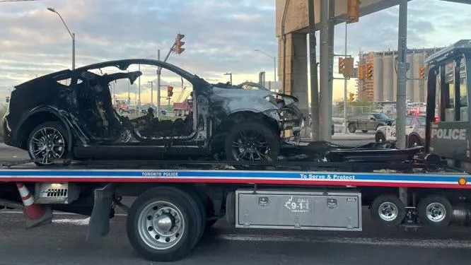 Автомобиль Tesla увозят с места аварии Автомобиль Tesla увозят с места аварии