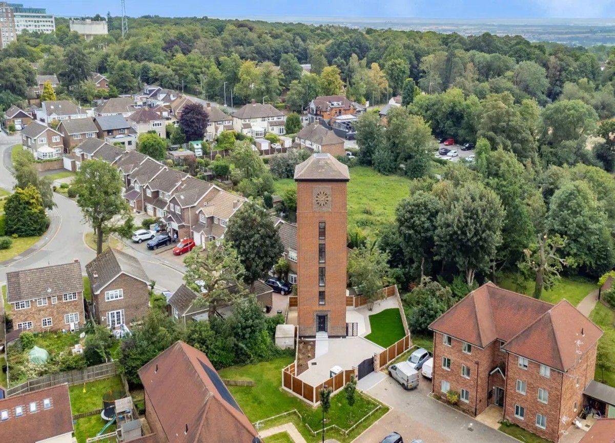 Будинок розташований у старій водонапірній вежі Будинок розташований у старій водонапірній вежі