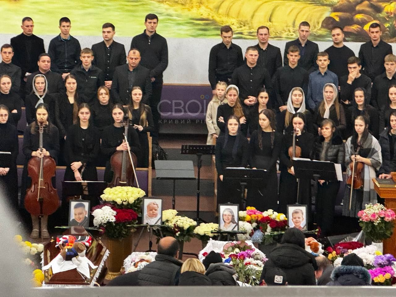 В Кривом Роге прощаются с погибшей в результате атаки Еленой Кулик и ее тремя детьми - 24 Канал В Кривом Роге прощаются с погибшей в результате атаки Еленой Кулик и ее тремя детьми - 24 Канал
