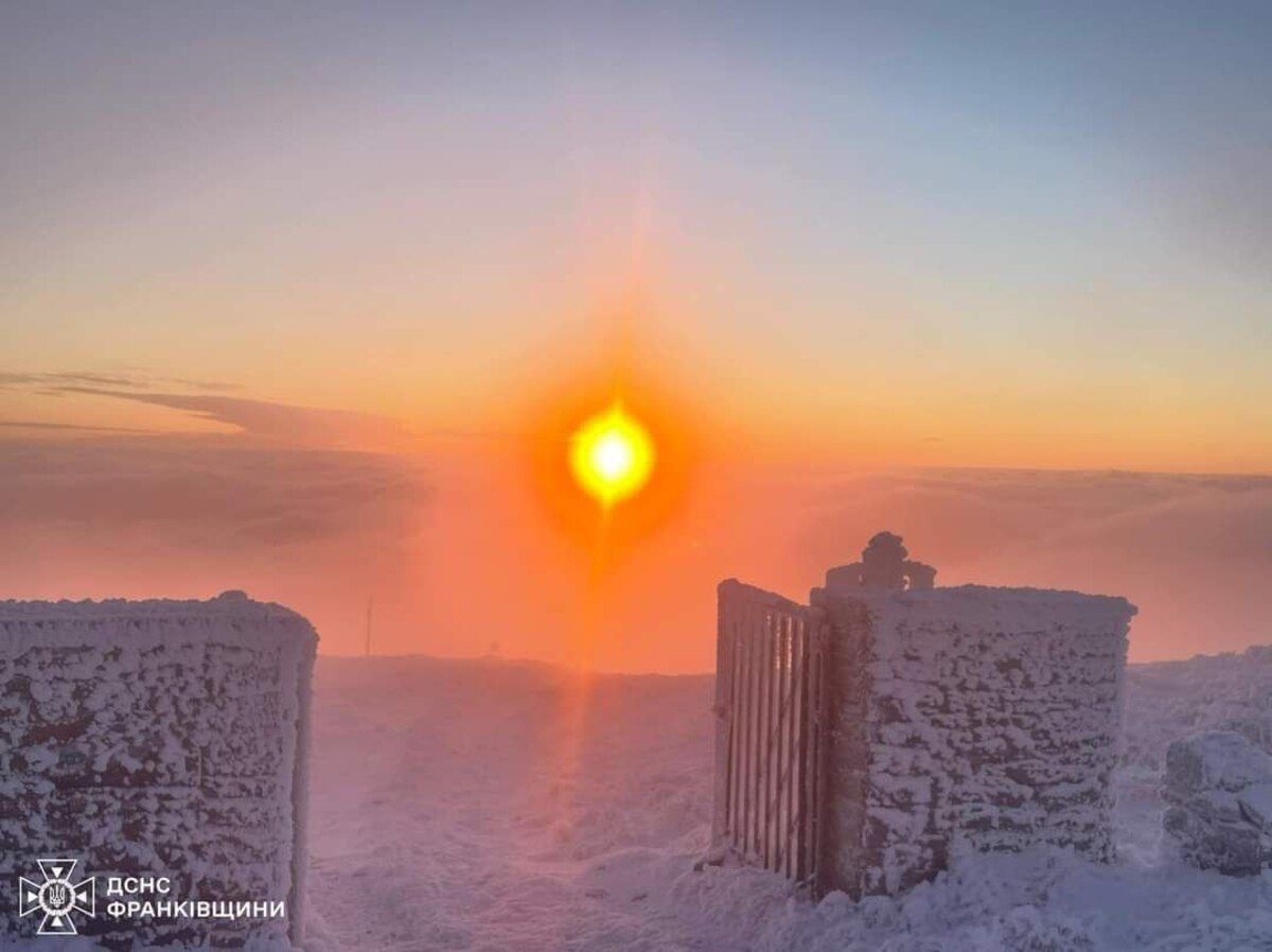 4 Чарівний гірський ритуал: у ДСНС показали морозний ранок на горі піп Іван - 24 Канал 4 Чарівний гірський ритуал: у ДСНС показали морозний ранок на горі піп Іван - 24 Канал
