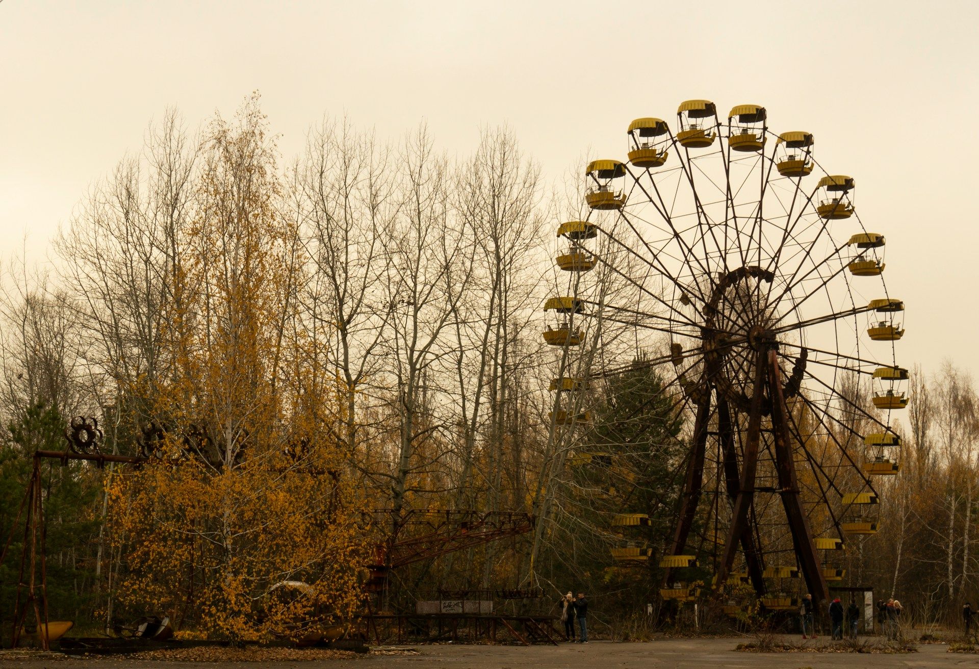 Колесо обозрения в Припяти осенью Колесо обозрения в Припяти осенью