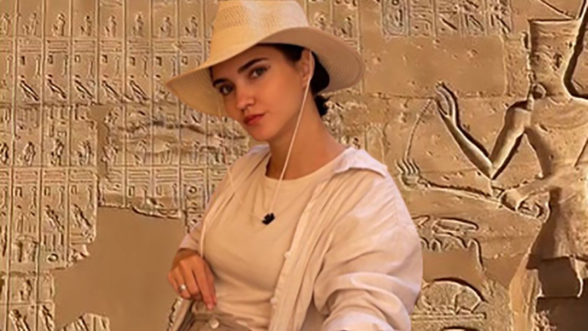 Дівчина-археолог біля стіни з єгипетськими ієрогліфами - Закордон Дівчина-археолог біля стіни з єгипетськими ієрогліфами - Закордон