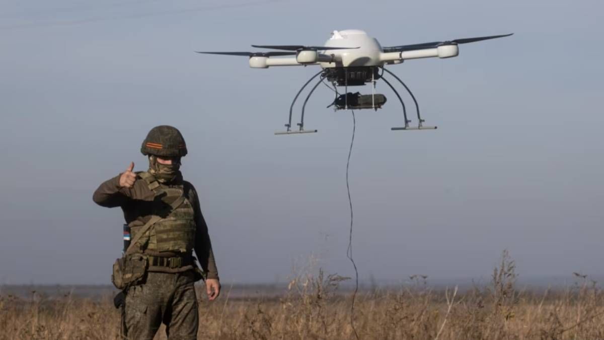 У Луганську росіяни вчать молодь запускати дрони У Луганську росіяни вчать молодь запускати дрони