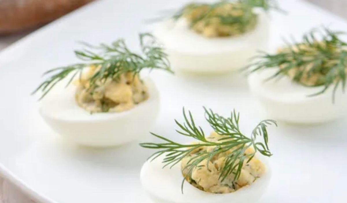 Яйца фаршированные тунцом и маринованными огурцами Яйца фаршированные тунцом и маринованными огурцами