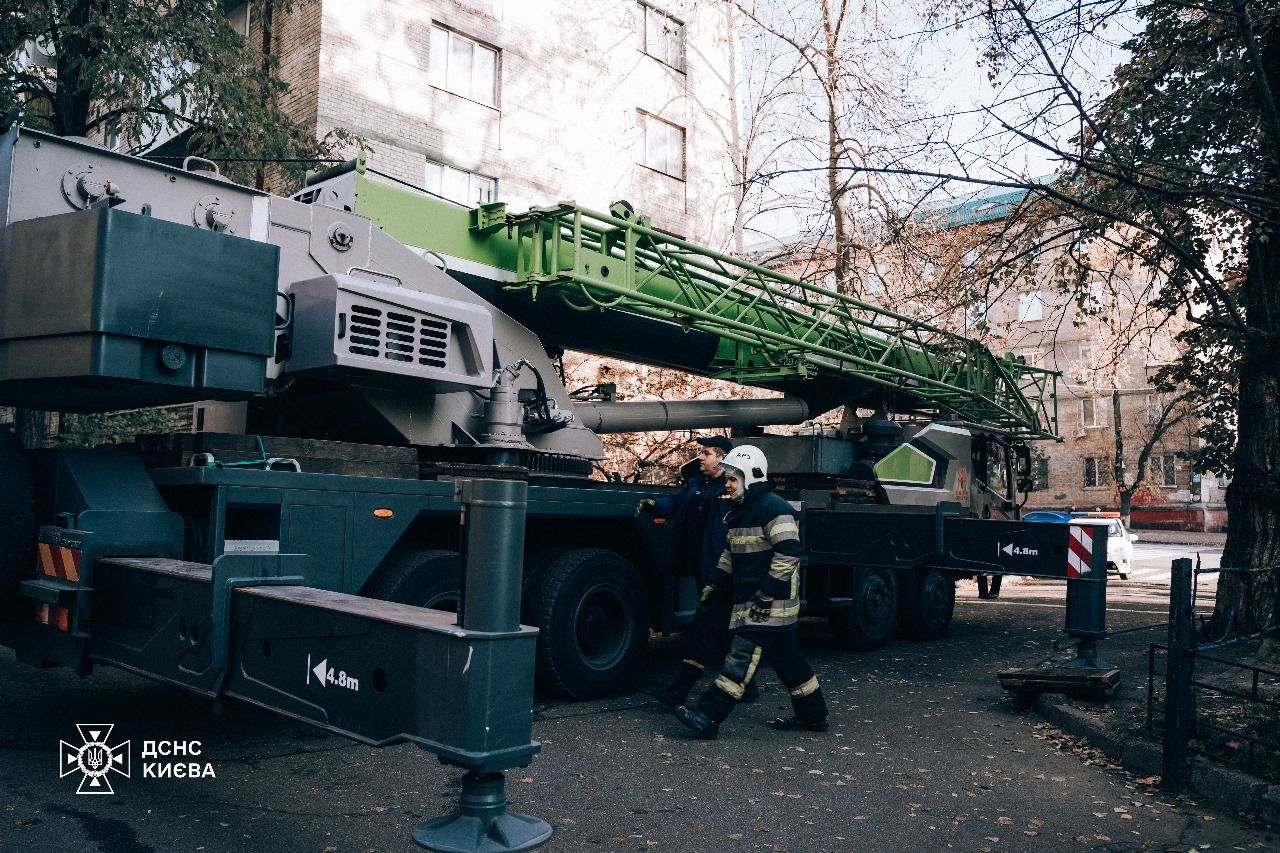 Рятувальники показали, як вилучили частину ракети з будинку 