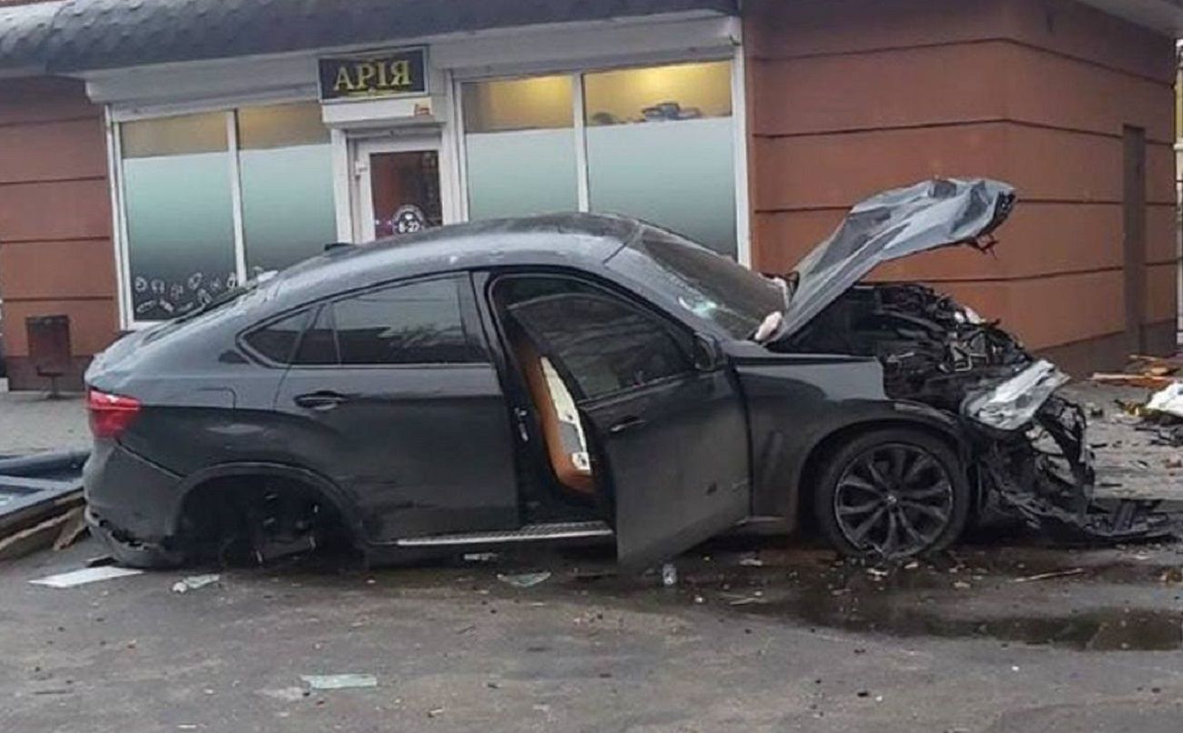 Був під дією алкоголю та наркотиків: водію, який "зніс" зупинку у Хмельницькому, вручили підозру - 24 Канал