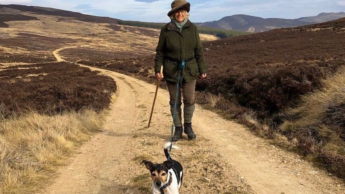 Королева Камілла з собакою Королева Камілла з собакою