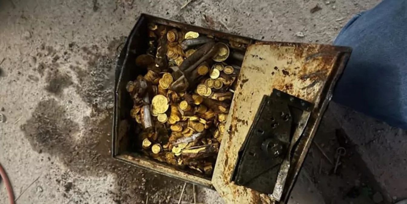 Скриню зі справжнім золотом знайшли під час ремонту Скриню зі справжнім золотом знайшли під час ремонту