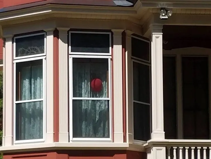 Кулька у вікні будинку Стівена Кінга Кулька у вікні будинку Стівена Кінга