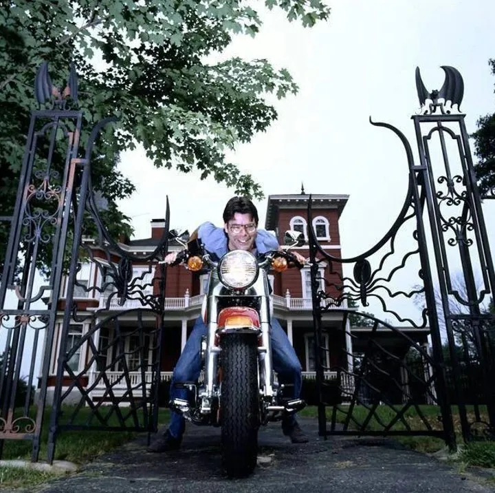 Стівен Кінг біля свого дому Стівен Кінг біля свого дому