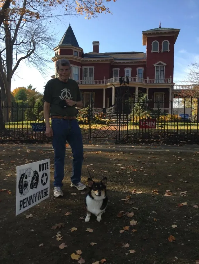 Стівен Кінг біля свого дому Стівен Кінг біля свого дому