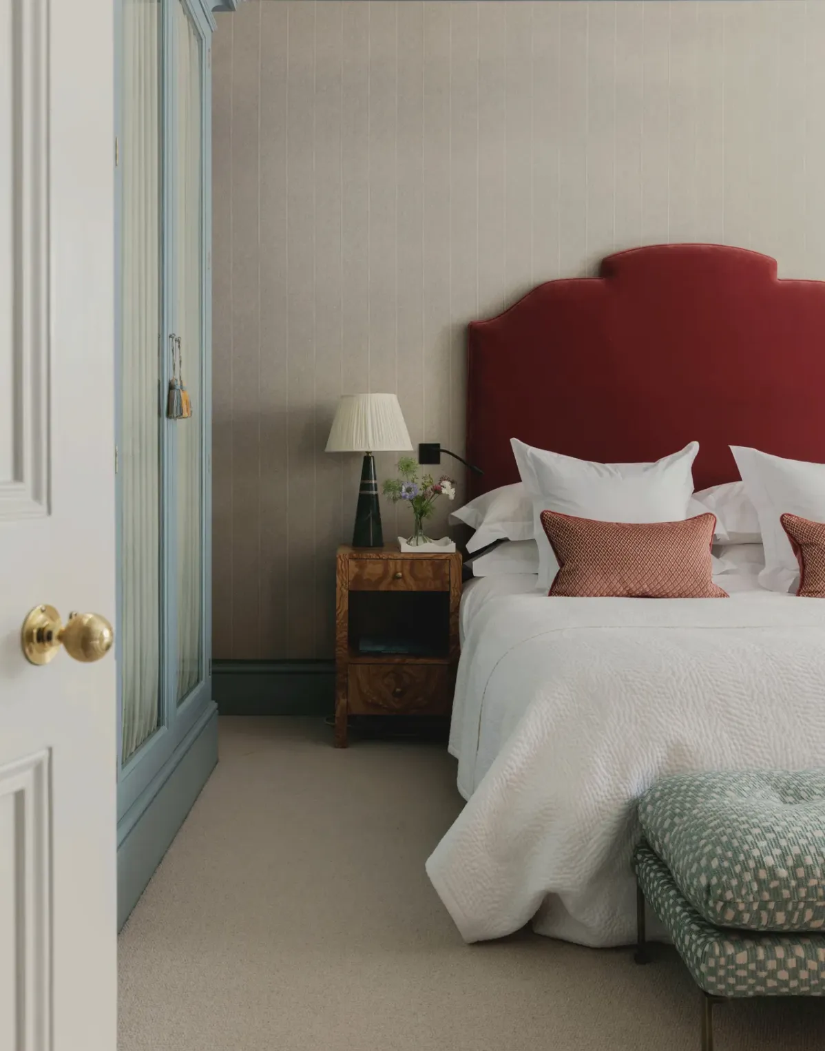 червоне узголів'я ліжка червоне узголів'я ліжка