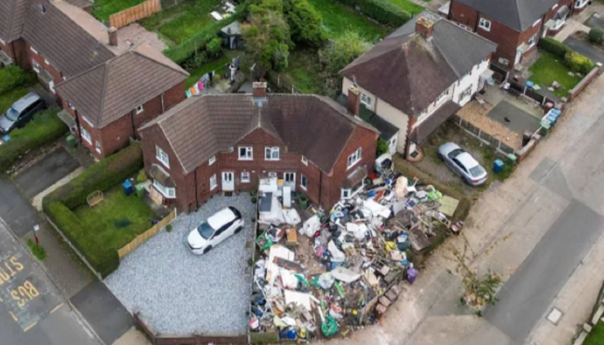 Соседи выгнали мужчину, который превратил улицу в свалку Соседи выгнали мужчину, который превратил улицу в свалку