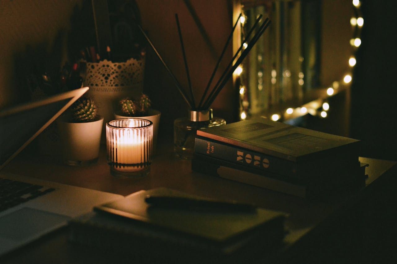Свічки та ліхтарі світяться в темній кімнаті Свічки та ліхтарі світяться в темній кімнаті